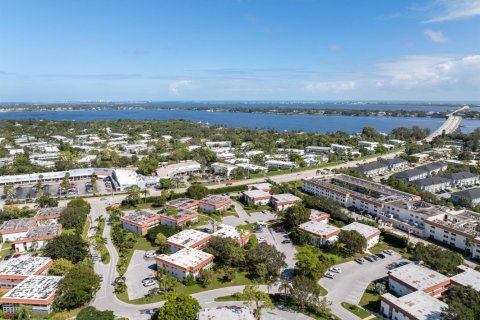 Condo in Stuart, Florida, 2 bedrooms № 2241140 - photo 7