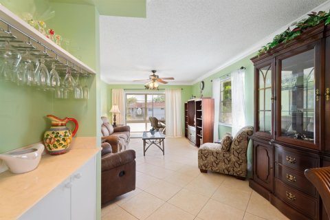 Condo in Stuart, Florida, 2 bedrooms № 2241140 - photo 17