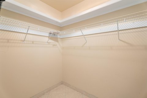 Condo in Stuart, Florida, 2 bedrooms № 2241140 - photo 24