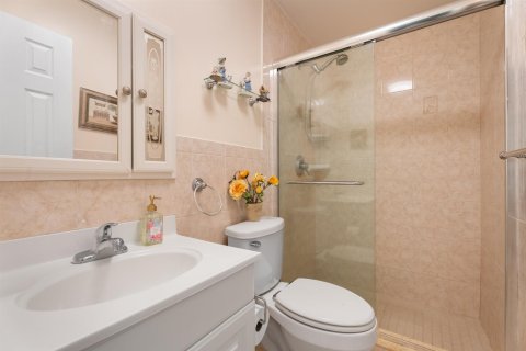 Condo in Stuart, Florida, 2 bedrooms № 2241140 - photo 23