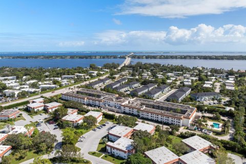 Condo in Stuart, Florida, 2 bedrooms № 2241140 - photo 6