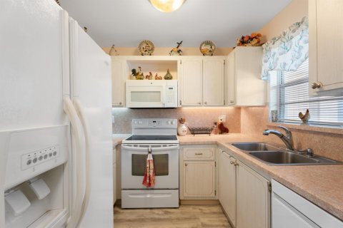 Condo in Stuart, Florida, 2 bedrooms № 2241140 - photo 13