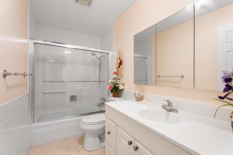 Condo in Stuart, Florida, 2 bedrooms № 2241140 - photo 25