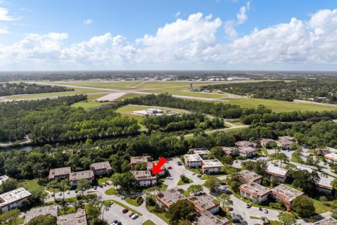 Condo in Stuart, Florida, 2 bedrooms № 2241140 - photo 8