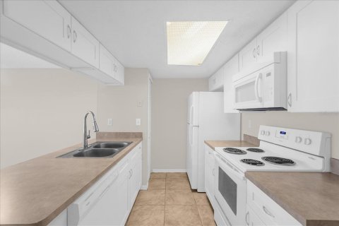 Купить кондоминиум в Киссимми, Флорида 7 комнат, 119.57м2, № 2150453 - фото 11