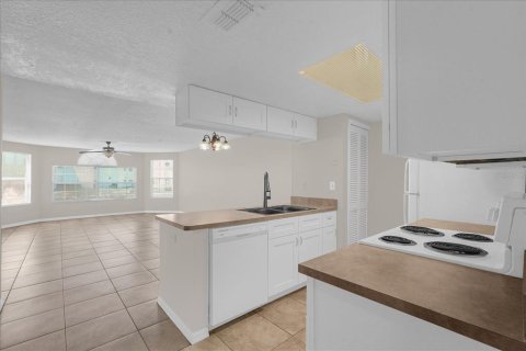 Купить кондоминиум в Киссимми, Флорида 7 комнат, 119.57м2, № 2150453 - фото 10
