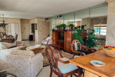 Copropriété à louer à Hallandale Beach, Floride: 2 chambres, 128.21 m2 № 1939990 - photo 9