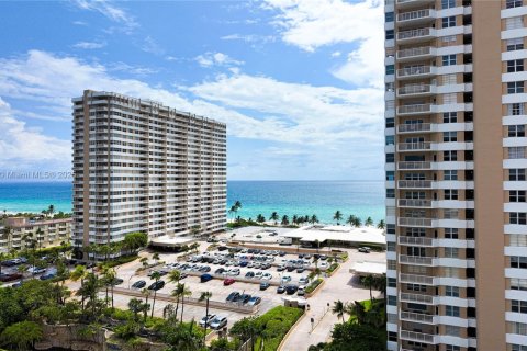 Copropriété à louer à Hallandale Beach, Floride: 2 chambres, 128.21 m2 № 1939990 - photo 1