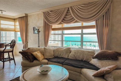Copropriété à louer à Hallandale Beach, Floride: 2 chambres, 128.21 m2 № 1939990 - photo 6