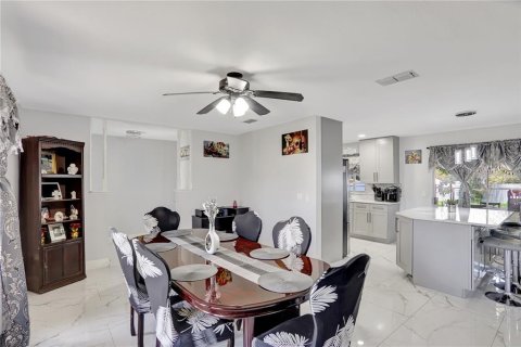 House in Orlando, Florida 4 bedrooms, 152.82 sq.m. № 1744805 - photo 2
