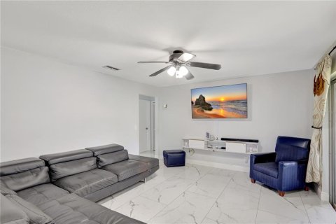 House in Orlando, Florida 4 bedrooms, 152.82 sq.m. № 1744805 - photo 14