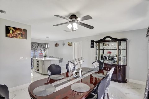 House in Orlando, Florida 4 bedrooms, 152.82 sq.m. № 1744805 - photo 5