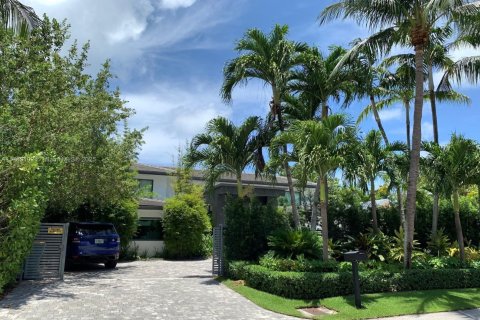 House in Key Biscayne, Florida 7 bedrooms, 361.2 sq.m. № 1646797 - photo 24