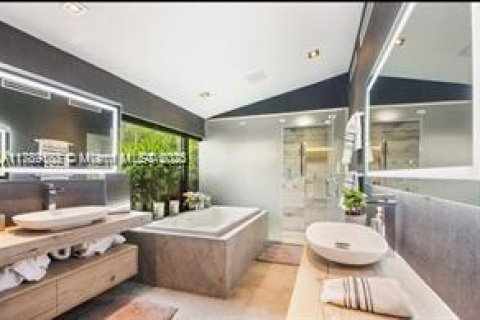 House in Key Biscayne, Florida 7 bedrooms, 361.2 sq.m. № 1646797 - photo 15