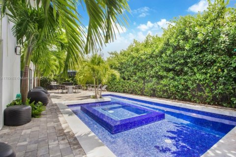 House in Key Biscayne, Florida 7 bedrooms, 361.2 sq.m. № 1646797 - photo 20