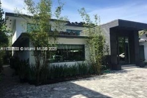 House in Key Biscayne, Florida 7 bedrooms, 361.2 sq.m. № 1646797 - photo 1