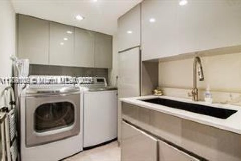 House in Key Biscayne, Florida 7 bedrooms, 361.2 sq.m. № 1646797 - photo 18