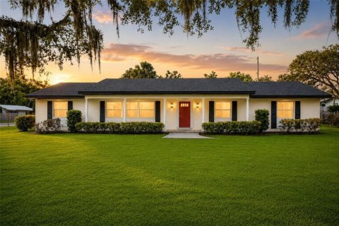 House in Eustis, Florida 3 bedrooms, 188.13 sq.m. № 2131456