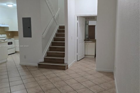 Снять в аренду таунхаус в Норт-Лодердейл, Флорида 2 спальни, 113.71м2, № 2033359 - фото 2