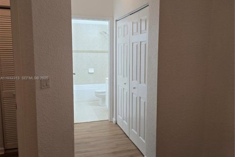 Снять в аренду таунхаус в Норт-Лодердейл, Флорида 2 спальни, 113.71м2, № 2033359 - фото 11