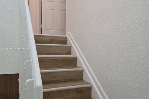 Снять в аренду таунхаус в Норт-Лодердейл, Флорида 2 спальни, 113.71м2, № 2033359 - фото 9