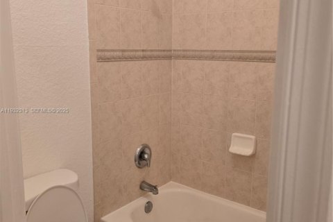 Снять в аренду таунхаус в Норт-Лодердейл, Флорида 2 спальни, 113.71м2, № 2033359 - фото 15