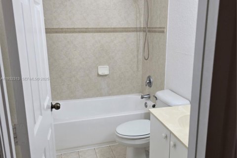 Снять в аренду таунхаус в Норт-Лодердейл, Флорида 2 спальни, 113.71м2, № 2033359 - фото 13