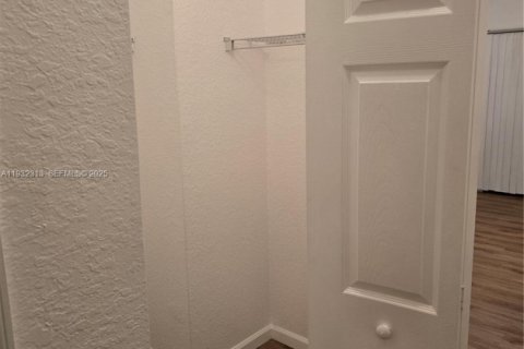 Снять в аренду таунхаус в Норт-Лодердейл, Флорида 2 спальни, 113.71м2, № 2033359 - фото 10