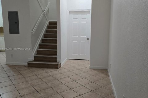 Снять в аренду таунхаус в Норт-Лодердейл, Флорида 2 спальни, 113.71м2, № 2033359 - фото 4