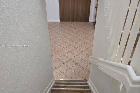 Снять в аренду таунхаус в Норт-Лодердейл, Флорида 2 спальни, 113.71м2, № 2033359 - фото 17