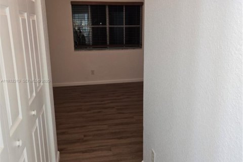 Снять в аренду таунхаус в Норт-Лодердейл, Флорида 2 спальни, 113.71м2, № 2033359 - фото 12