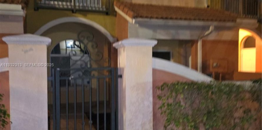 Таунхаус в Норт-Лодердейл, Флорида 2 спальни, 113.71м2 № 2033359