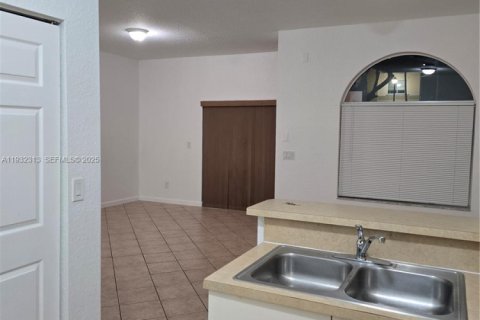 Снять в аренду таунхаус в Норт-Лодердейл, Флорида 2 спальни, 113.71м2, № 2033359 - фото 7