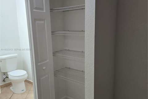 Снять в аренду таунхаус в Норт-Лодердейл, Флорида 2 спальни, 113.71м2, № 2033359 - фото 14