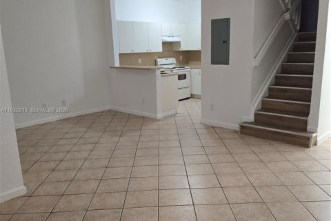 Снять в аренду таунхаус в Норт-Лодердейл, Флорида 2 спальни, 113.71м2, № 2033359 - фото 3