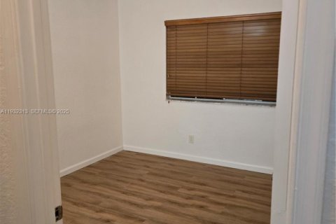 Снять в аренду таунхаус в Норт-Лодердейл, Флорида 2 спальни, 113.71м2, № 2033359 - фото 16