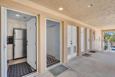 Condo in Englewood, Florida, 2 bedrooms  № 1632482 - photo 4