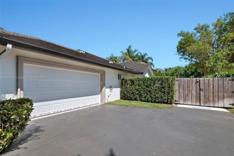 House in Palmetto Bay, Florida 5 bedrooms, 328.41 sq.m. № 1948839 - photo 24