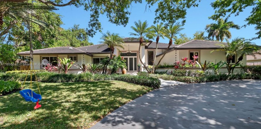 House in Palmetto Bay, Florida 5 bedrooms, 328.41 sq.m. № 1948839