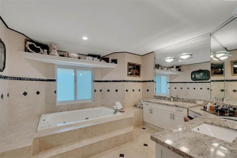 House in Palmetto Bay, Florida 5 bedrooms, 328.41 sq.m. № 1948839 - photo 5