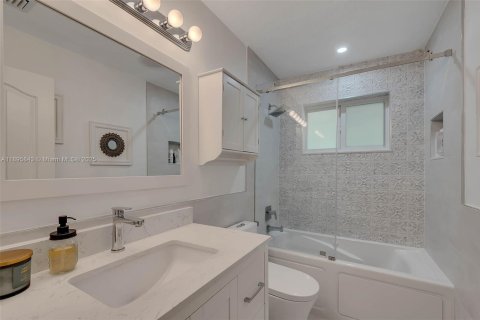 House in Palmetto Bay, Florida 5 bedrooms, 328.41 sq.m. № 1948839 - photo 17