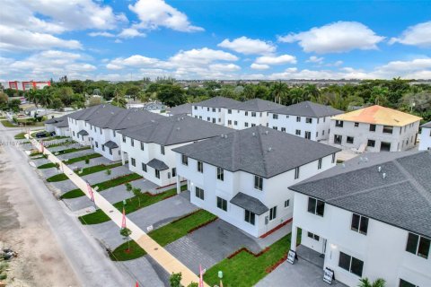 Townhouse in Miami, Florida 5 bedrooms, 233.93 sq.m. № 1980745 - photo 1