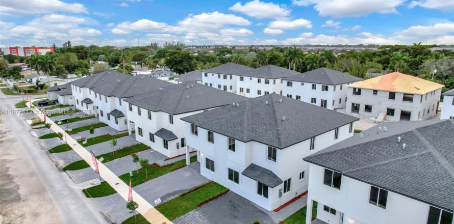 Townhouse in Miami, Florida 5 bedrooms, 233.93 sq.m. № 1980745