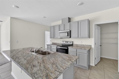 House in Winter Haven, Florida 5 bedrooms, 234.3 sq.m. № 2195253 - photo 12