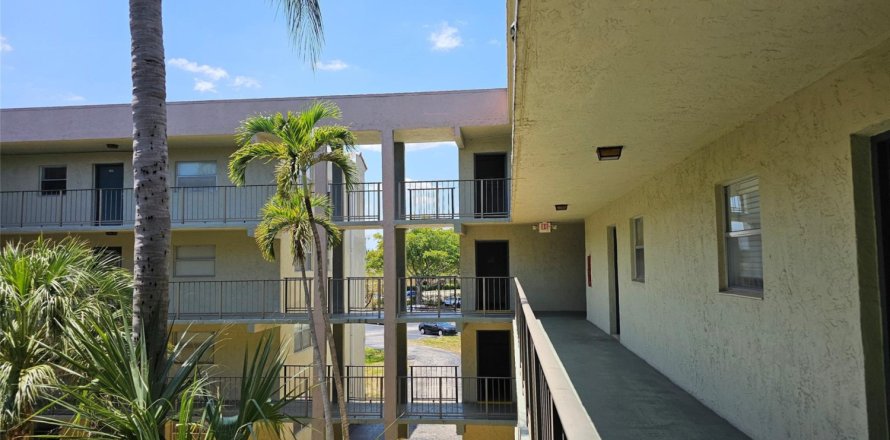 Condo in North Lauderdale, Florida, 2 bedrooms  № 1168899