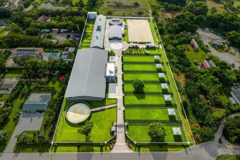 House in Davie, Florida 8 bedrooms, 592.72 sq.m. № 1927961 - photo 13