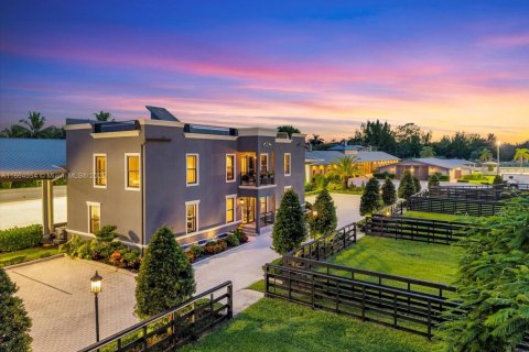 House in Davie, Florida 8 bedrooms, 592.72 sq.m. № 1927961 - photo 2