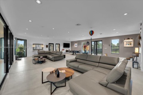 House in Davie, Florida 8 bedrooms, 592.72 sq.m. № 1927961 - photo 30