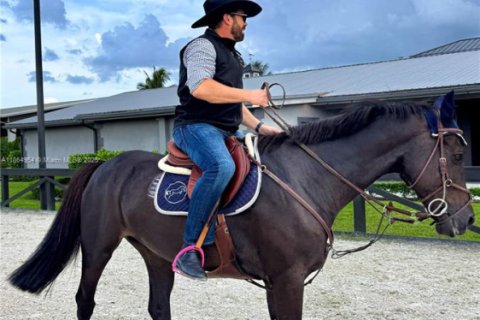 House in Davie, Florida 8 bedrooms, 592.72 sq.m. № 1927961 - photo 18