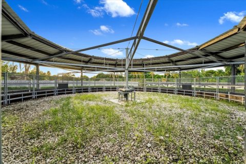 House in Davie, Florida 8 bedrooms, 592.72 sq.m. № 1927961 - photo 23